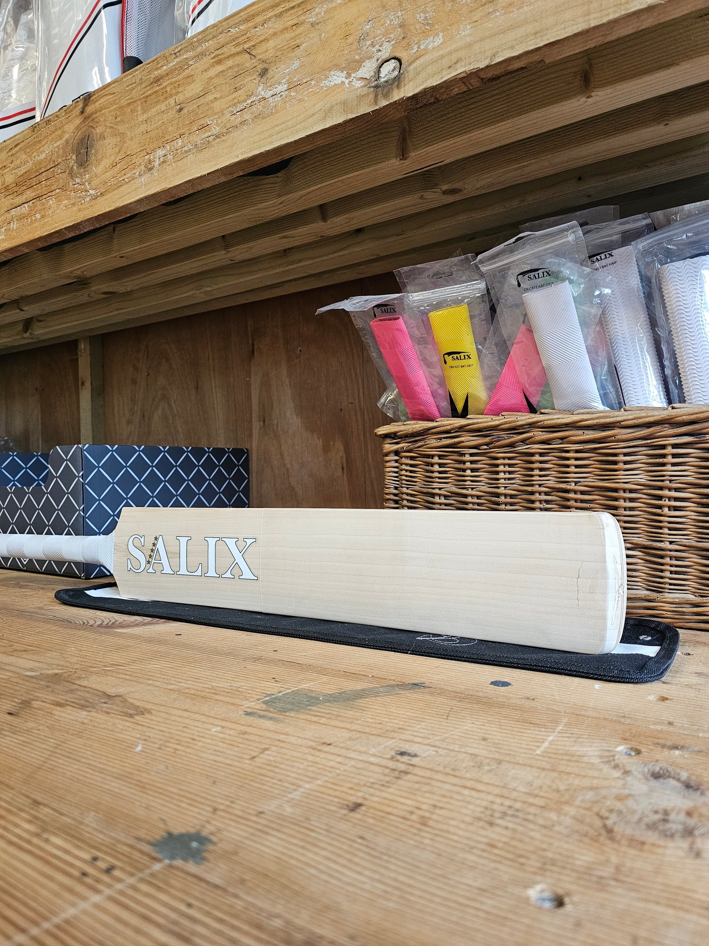 Salix AMP - Grade One, Weight Range 2.6lb, Short Handle
