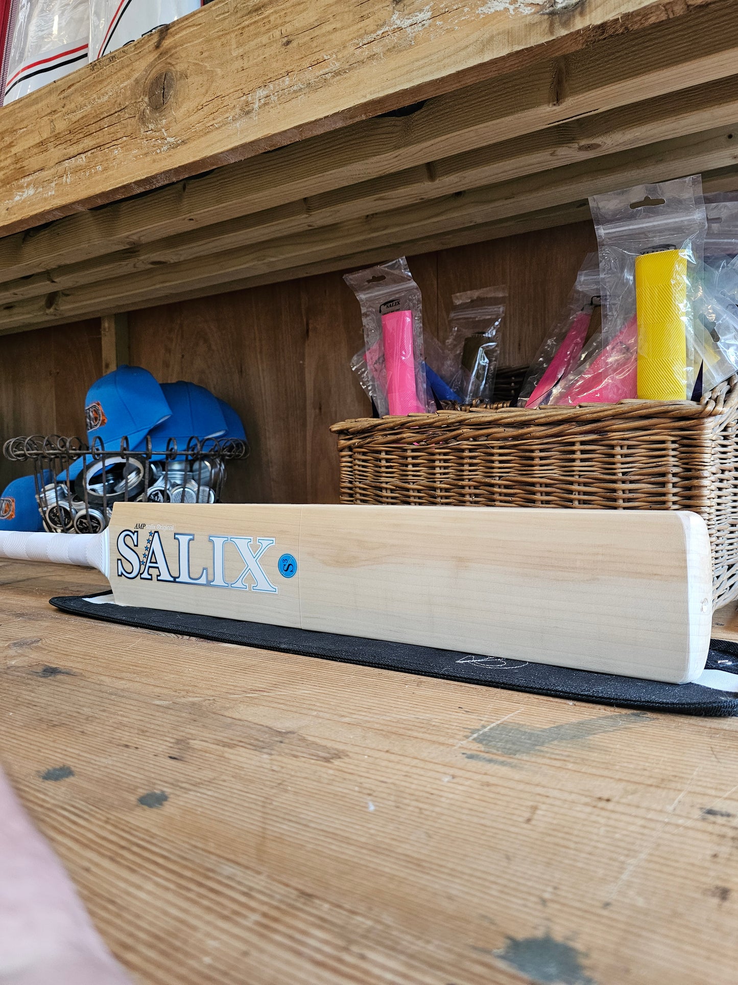 Salix AMP - Select, Weight Range 2.7lb, Short Handle