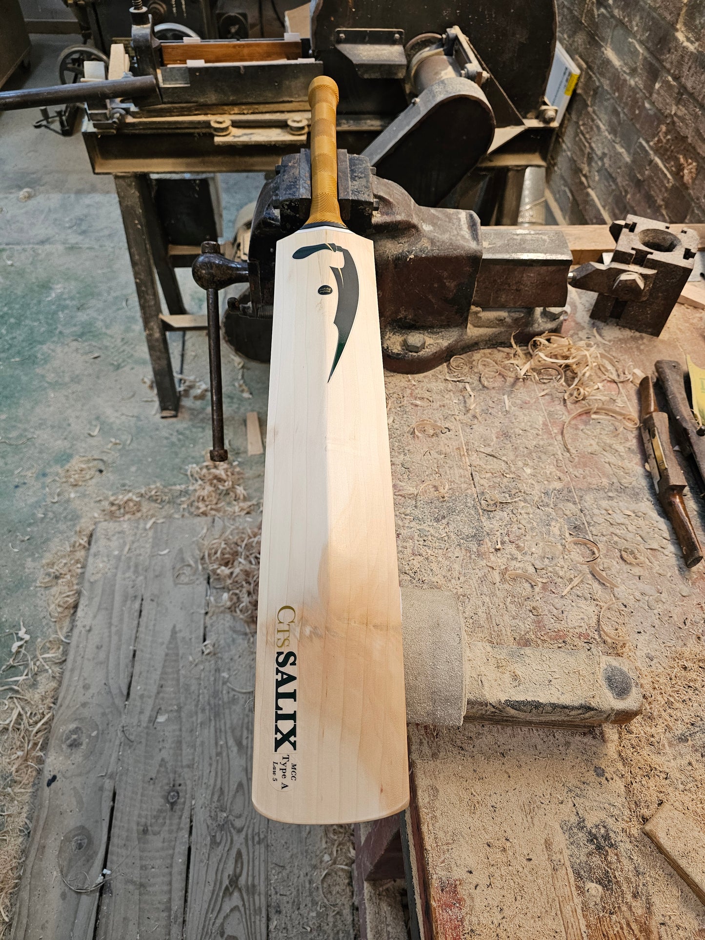 Salix Knife - Grade Alba, Weight Range 2.10lb, Short Handle