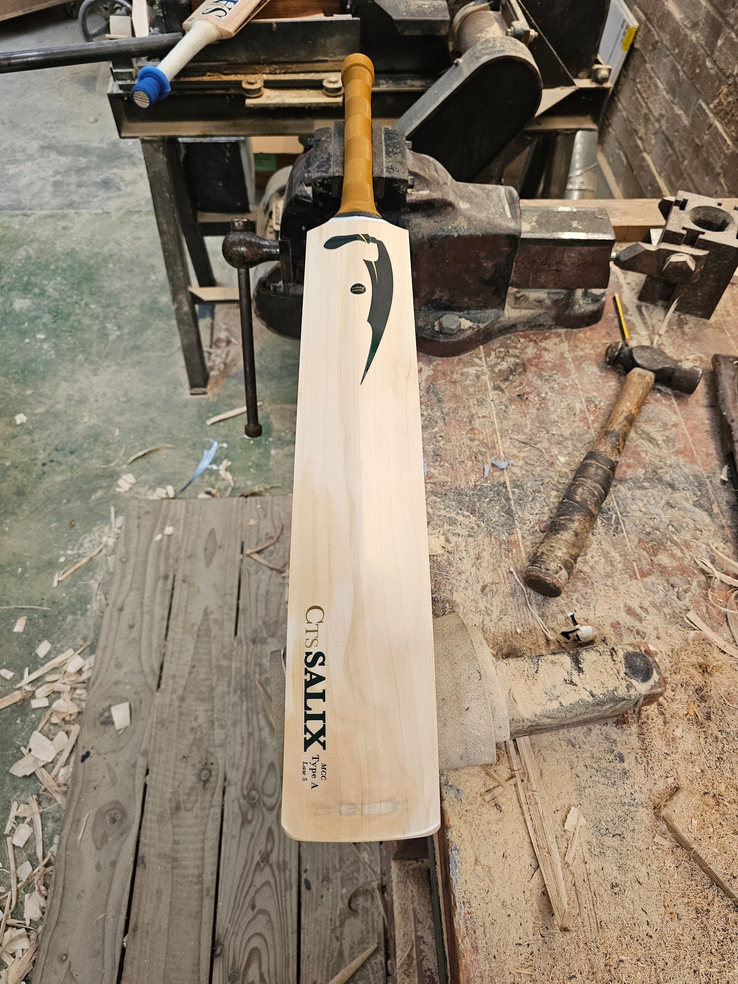 Salix Knife - Grade Alba, Weight Range 2.10lb, Short Handle