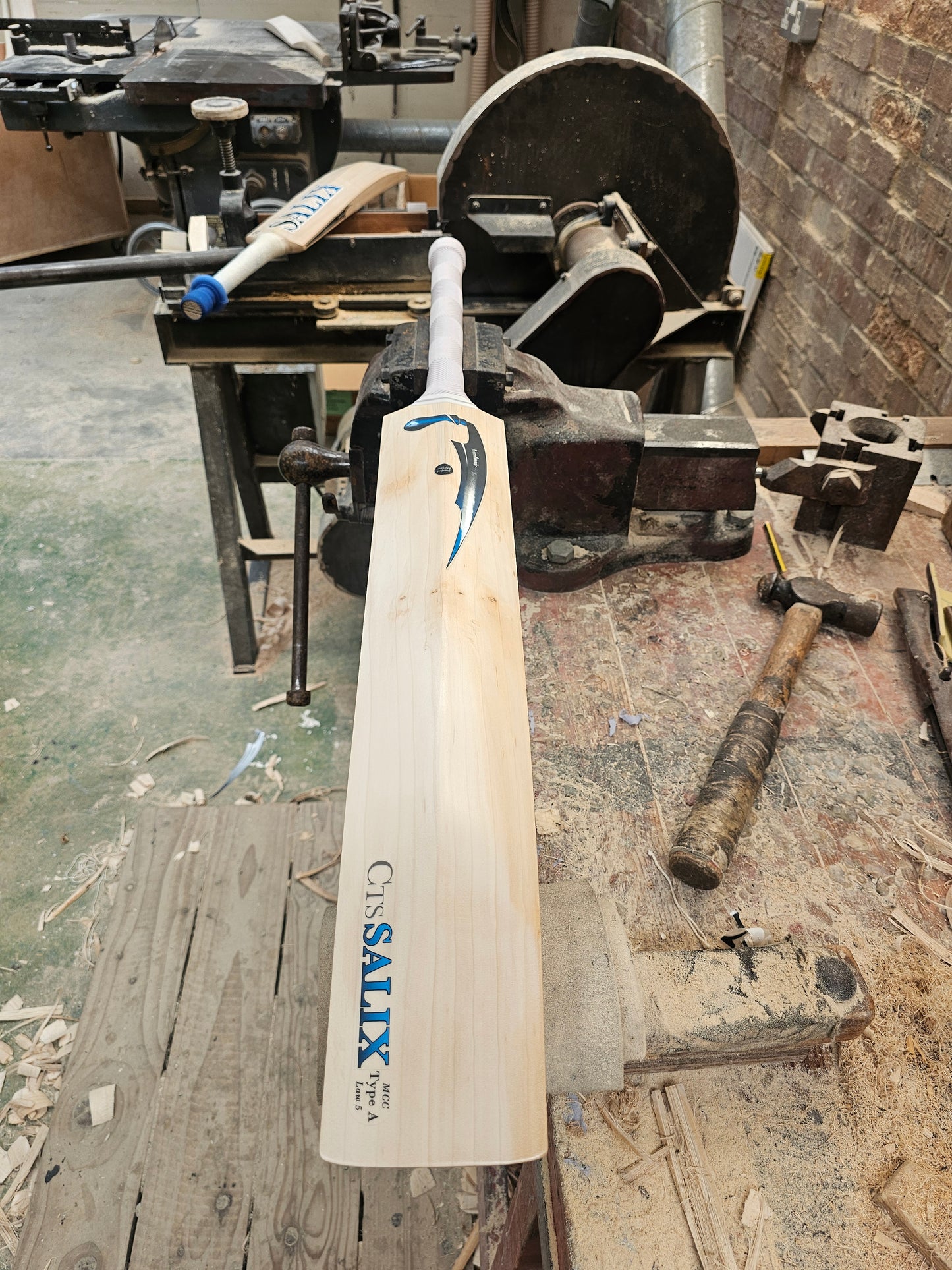 Salix Kinfe - Players Grade, Weight Range 2.10lb, Short Handle