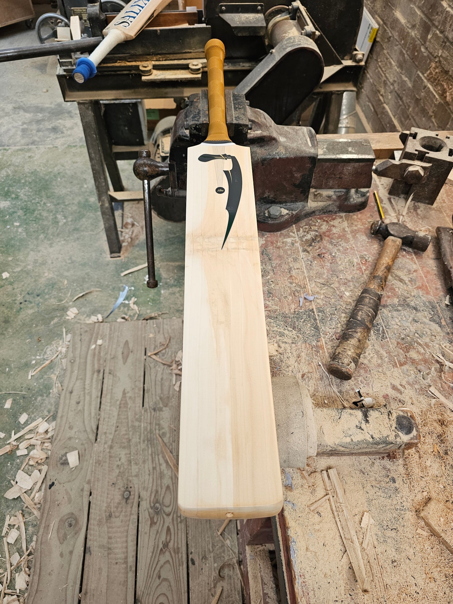 Salix Knife - Grade Alba, Weight Range 2.10lb, Short Handle
