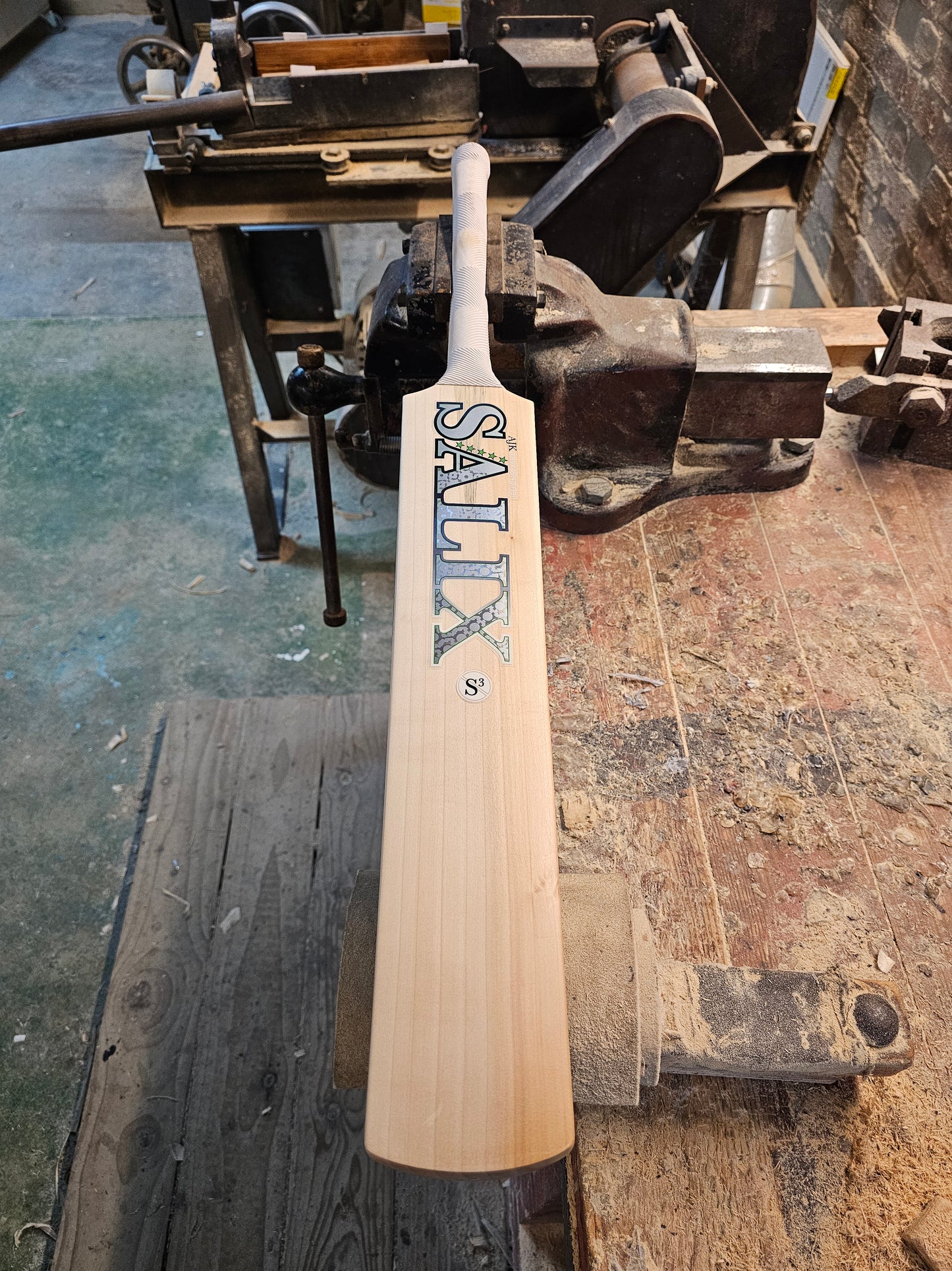 Salix AJK Kashmir - Weight Range 1lb 10 Ounces, Size 4