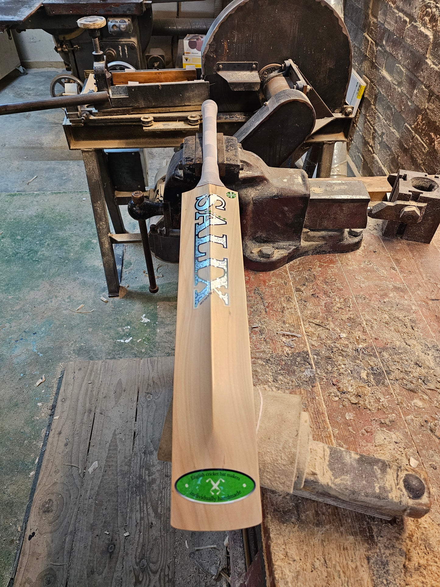 Salix AJK Kashmir - Weight Range 1lb 11 Ounces, Size 4