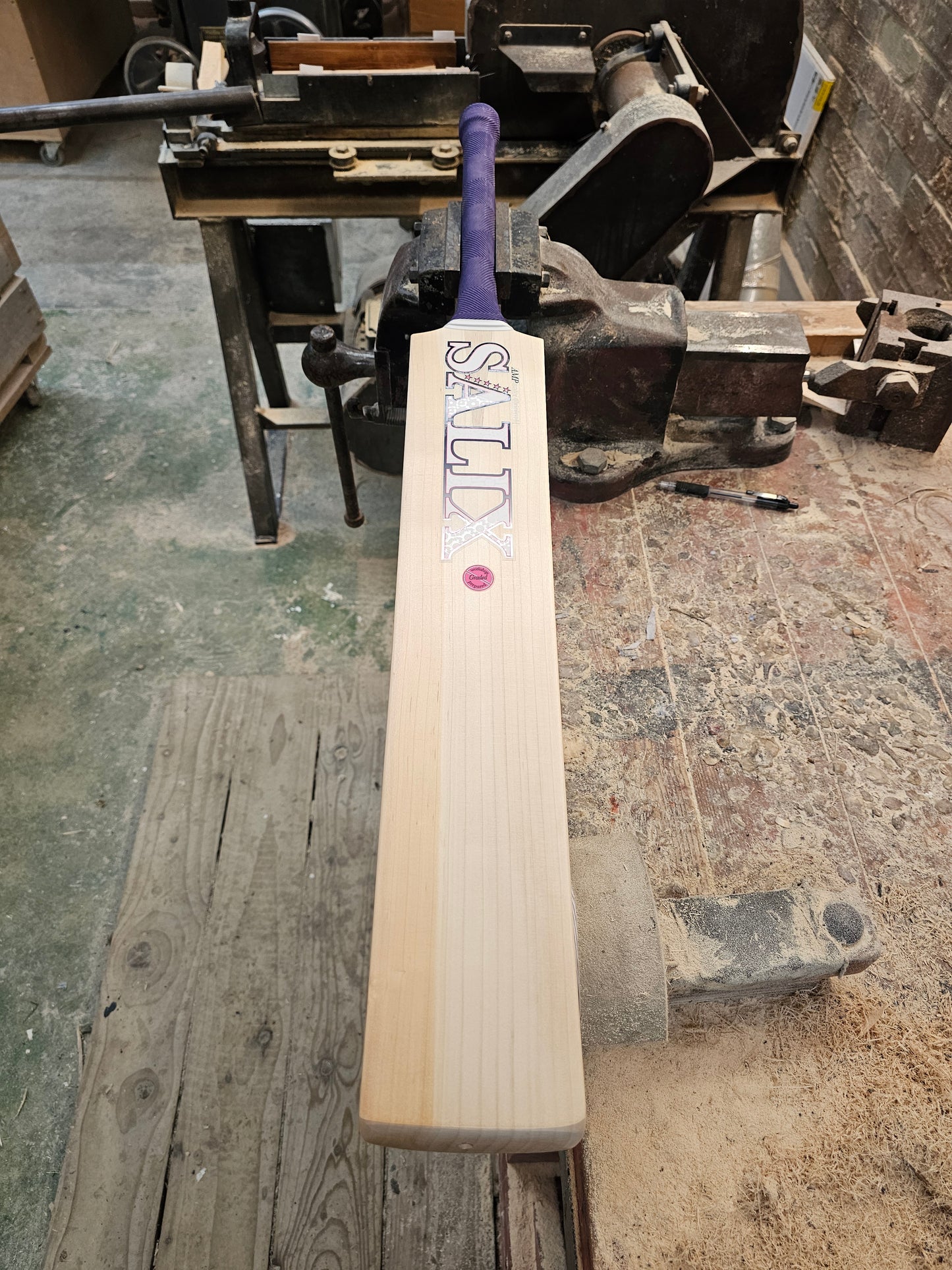 Salix AMP - Graded, Weight Range 2lb 7 Ounces, Short Handle