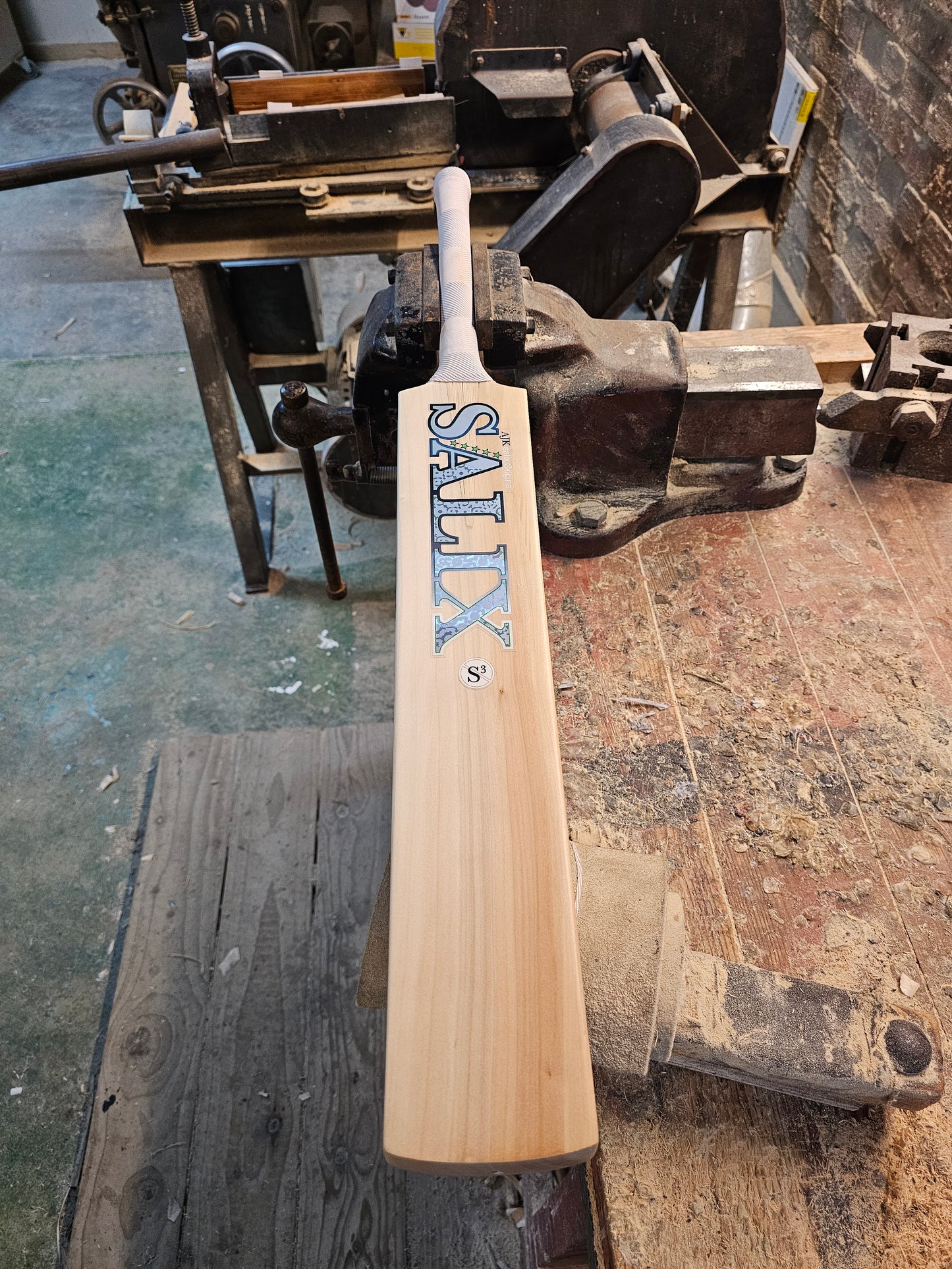 Salix AJK Kashmir - Weight Range 1lb 11 Ounces, Size 4