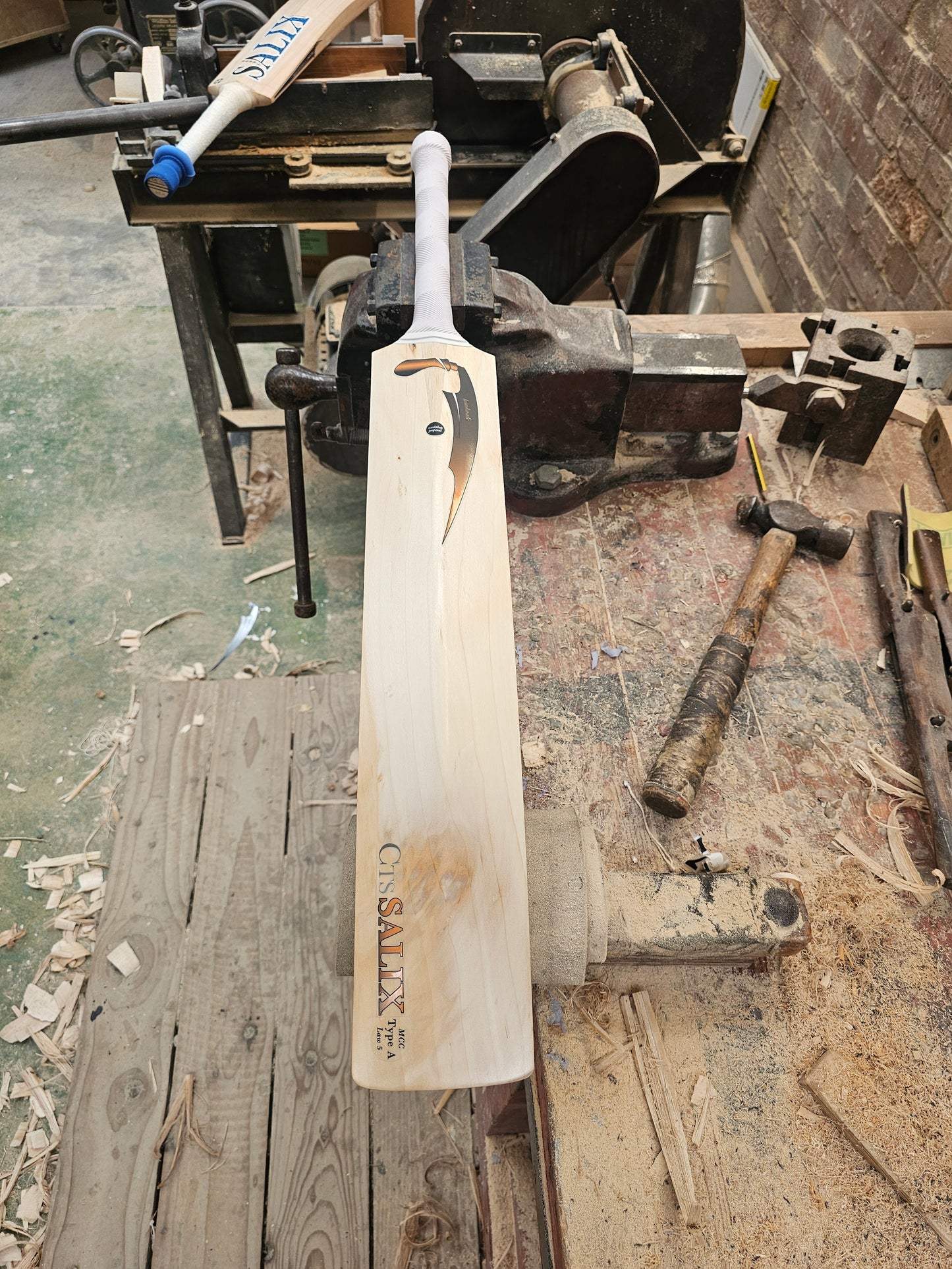 Salix Knife - Grade Alba, Weight Range 2.10lb, Short Handle
