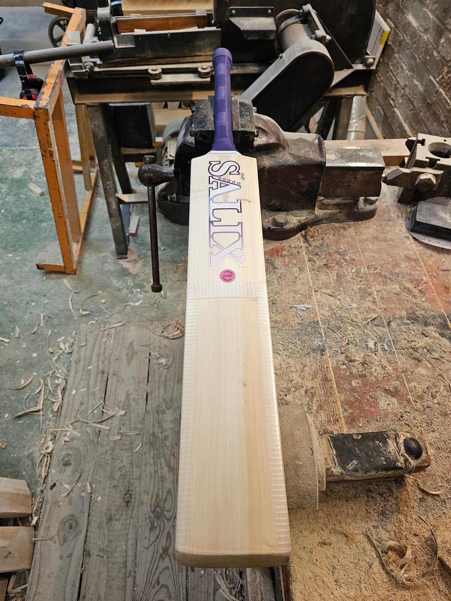 Salix AMP - Graded, Weight Range 2lb 9 Ounces, Short Handle